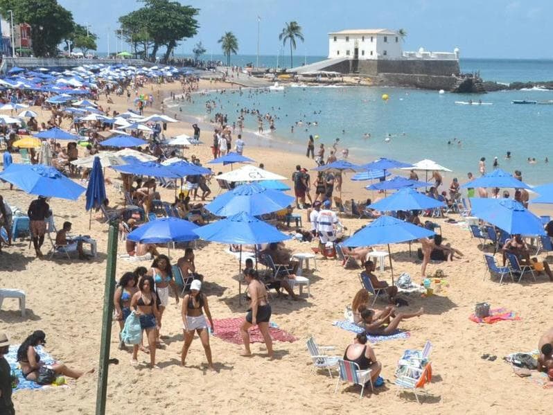 Projetos de lei e decretos buscam disciplinar a cobrança por mesas e cadeiras nas praias. - Romildo De Jesus/Ato Press/Folhapress