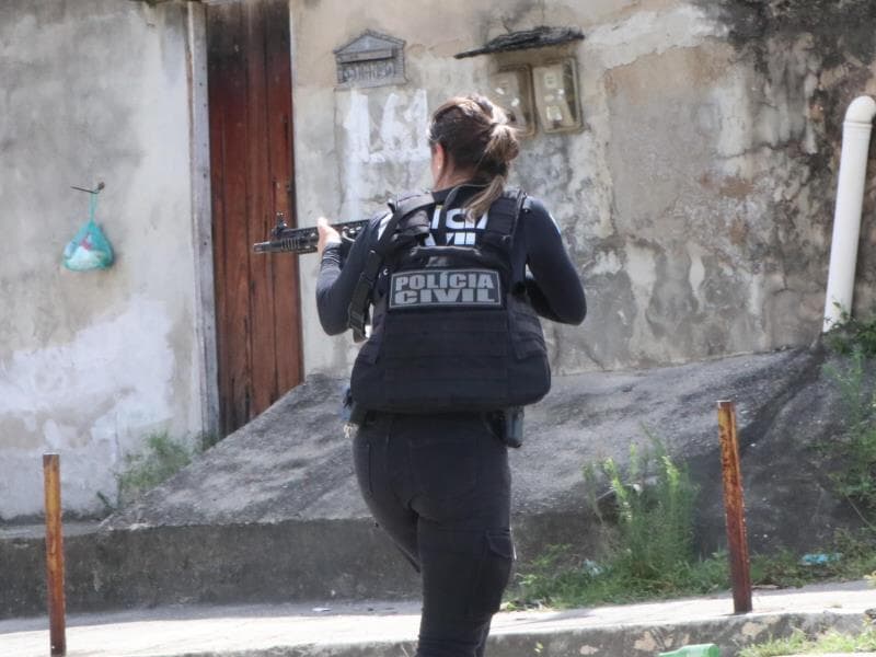 Policial civil em operação no Complexo do Salgueiro no Rio. - José Lucena/Thenews2/Folhapress