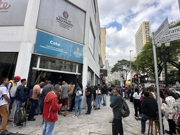 Fila para ofertas de trabalho em São Paulo. - Oslaim Brito/Thenews2/Folhapress
