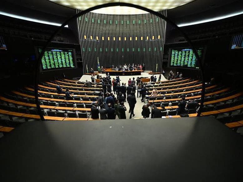 Emendas parlamentares são recursos previstos no Orçamento da União cuja destinação é indicada por deputados e senadores, geralmente para obras e projetos em seus redutos eleitorais. - Carlos Moura/Agência Senado