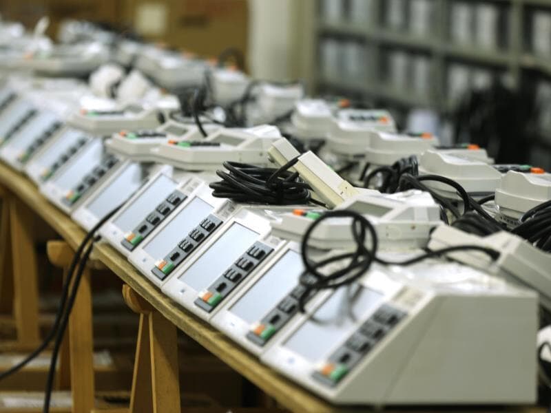 TSE faz na 1ª Zona Eleitoral, na região central de São Paulo, a cerimônia pública de carregamento e lacração da urnas eletrônicas.  - Pedro Ladeira/Folhapress