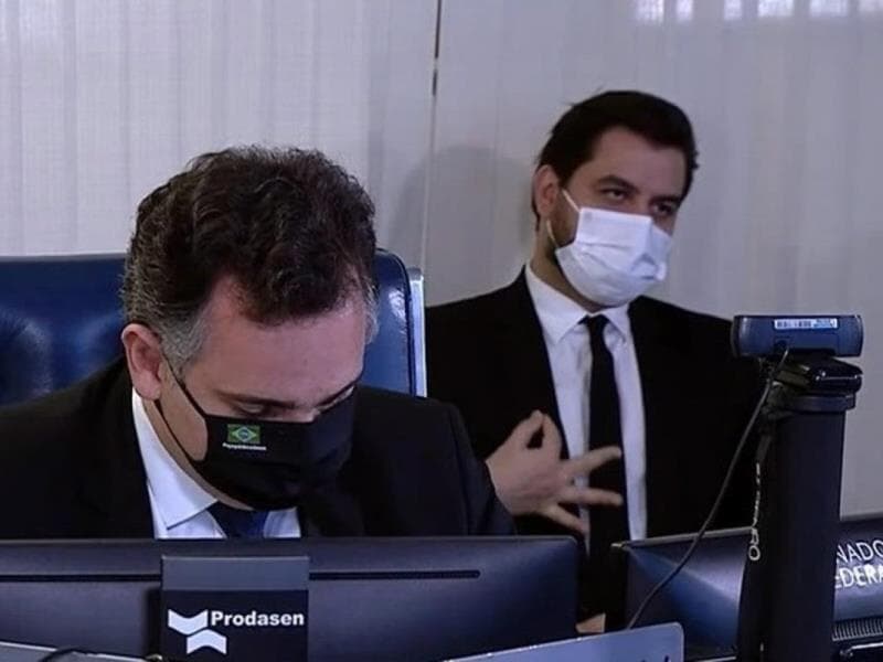 Filipe Martins, à direita, foi condenado em dezembro de 2024, acusado de fazer gesto supremacista durante audiência no Senado. - Reprodução/Youtube