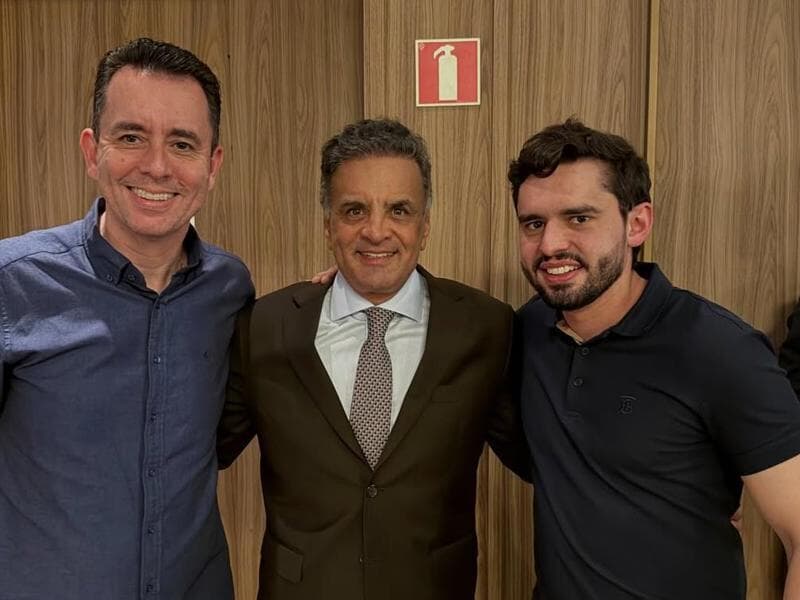 Da esquerda para a direita: o presidente estadual do PSDB, Paulo Serra; o presidente nacional do partido, Aécio Neves; e o presidente da capital paulista, Luiz Oliveira. - Reprodução/instagram/PSDB-SP