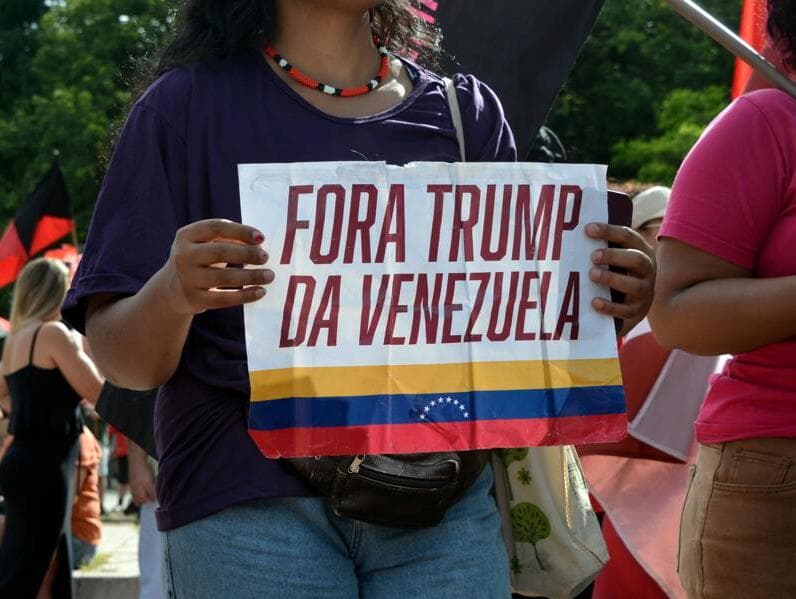 Protesto contra ação militar  norte-americana em solo venezuelano em Porto Alegre (RS).  - Cello Oliver/Thenews2/Folhapress