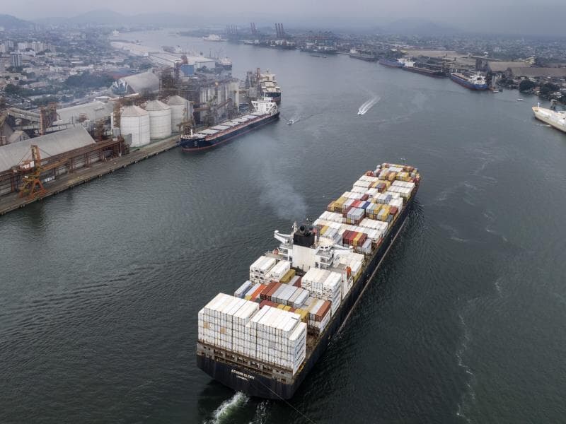 Navio carregado de contêineres navega pelo canal do Estuário de Santos, na entrada do Porto de Santos (SP). - Eduardo Knapp/Folhapress