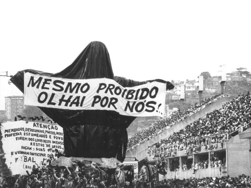 A histórica alegoria do "Cristo Mendigo", proibida por decisão judicial no desfile da Beija-Flor em 1989.  - Luiz Caversan/Folhapress