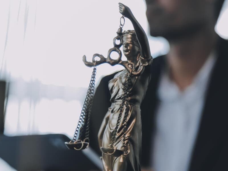 Texto assegura defesa paga pelo poder público em ações ligadas à atividade policial. - Freepik