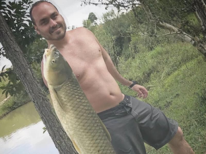 Internautas apontam "deformidade" no braço de Carlos Bolsonaro, supostamente causado pelo uso de Photoshop. - Reprodução/Instagram