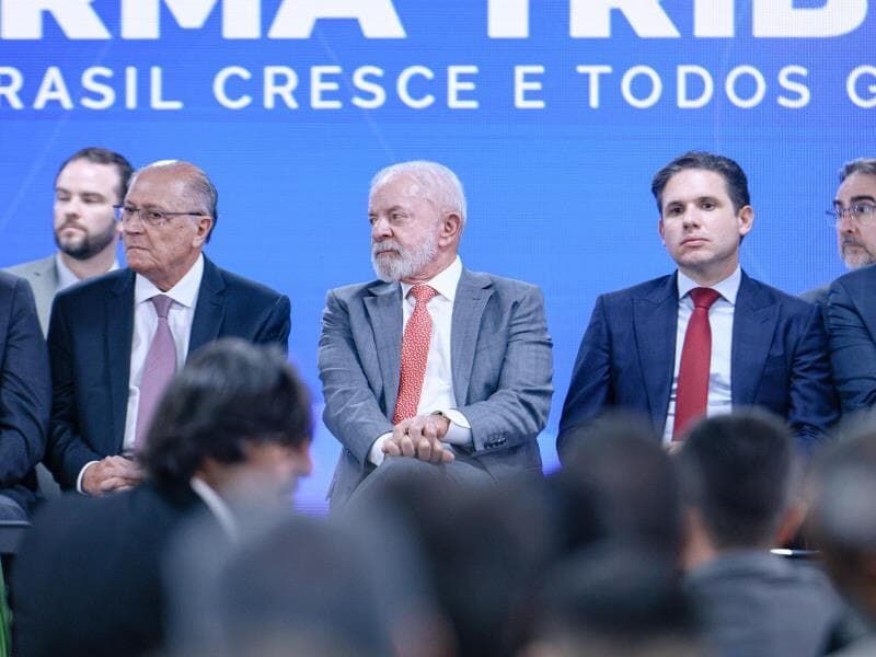  Lula e Hugo Motta durante Cerimônia de lançamento do Portal da Reforma Tributária. - Wallace Martins/WM StockPress/Folhapress