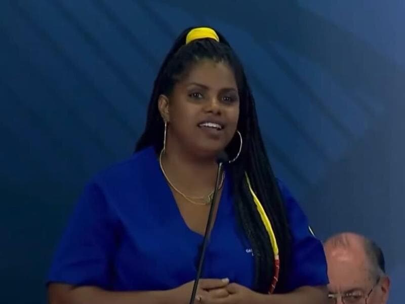 Funcionária da Casa da Moeda prestou homenagem a Lula em nome dos funcionários. - TV Brasil/Reprodução