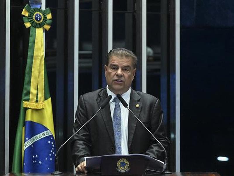 Nelsinho Trad, presidente da Comissão de Relações Exteriores, recebe a embaixadora da União Europeia no Brasil, Marian Schuegraf, nesta quinta (22). - Carlos Moura/Agência Senado