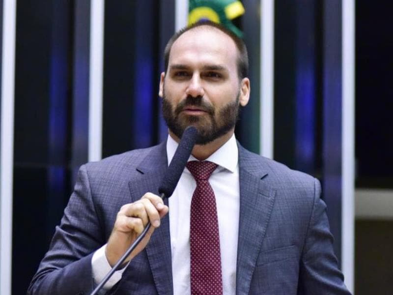 Eduardo Bolsonaro cobra inclusão de aliado na chapa e adesão de Tarcísio à campanha de Flávio.
 - Zeca Ribeiro / Câmara dos Deputados