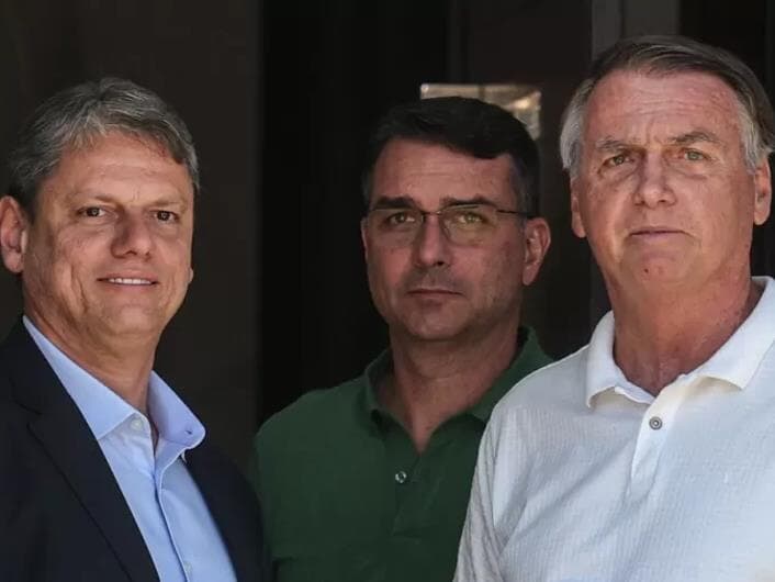 Segundo Flávio, Bolsonaro diria a Tarícisio, durante visita nesta semana, que governador deve se concentrar na disputa à reeleição. - Gabriela Biló/Folhapress