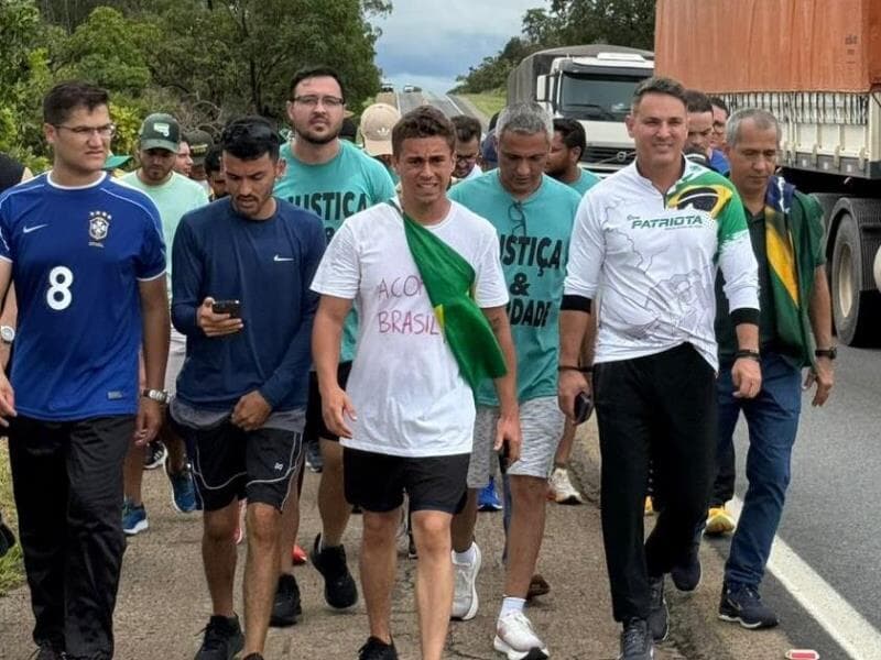 Ato de Nikolas começou em Paracatu (MG), e segue rumo à Praça do Cruzeiro, em Brasília. - Divulgação/Gabinete Luciano Zucco