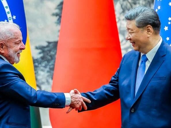 Em ligação de 45 minutos, Lula comunicou a Xi Jinping que o Brasil concederá isenção de vistos de curta duração a chineses. - Ricardo Stuckert/PR
