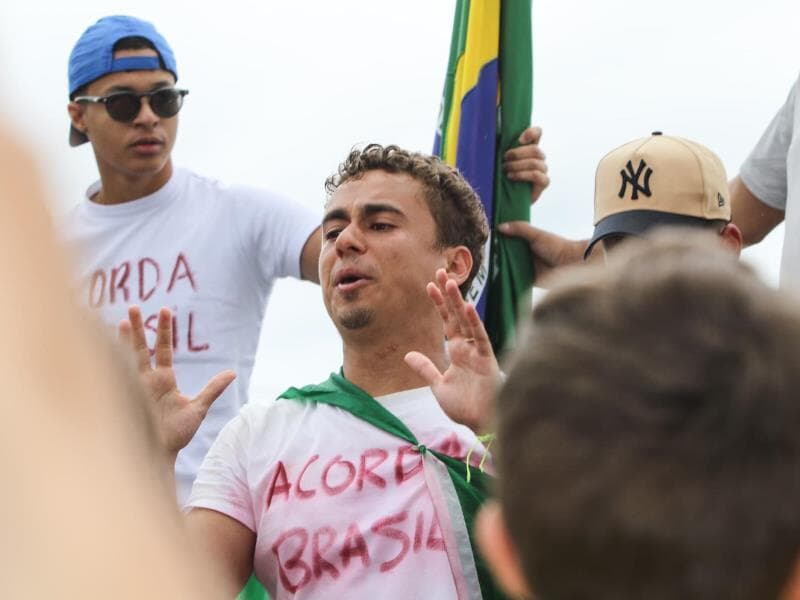 Faltando um dia para a conclusão da caminhada, Nikolas chegou à divisa entre Goiás e DF. - Eduardo F. S Lima/Ato Press/Folhapress