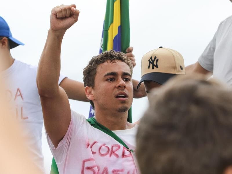 Nikolas percorreu 240km entre Paracatu e Brasília, participando de protestos ao longo do percurso. - Eduardo F. S Lima/Ato Press/Folhapress