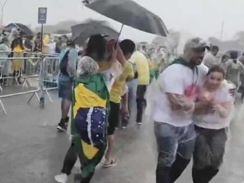 Mulher é carregada nos ombros após ser atingida por raio.  - Reprodução/Youtube