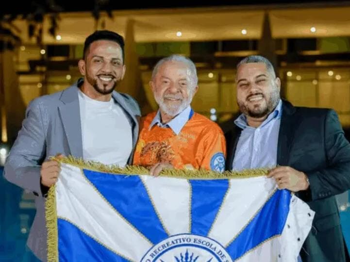 Lula e representantes da Acadêmicos de Niterói, escola que o homenageará em sua estréia no grupo especial no Carnaval do Rio. - Reprodução/Redes sociais