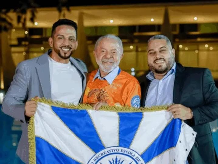 Lula e representantes da Acadêmicos de Niterói, escola que o homenageará em sua estréia no grupo especial no Carnaval do Rio. - Reprodução/Redes sociais