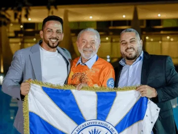 Lula e representantes da Acadêmicos de Niterói, escola que o homenageará em sua estréia no grupo especial no Carnaval do Rio. - Reprodução/Redes sociais