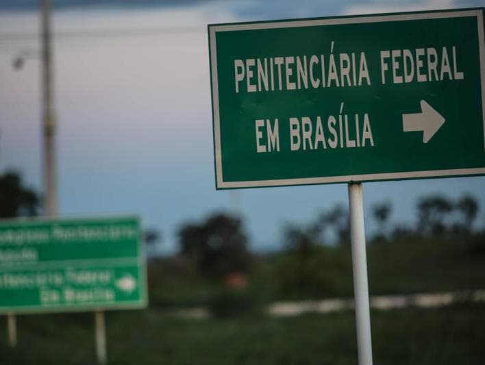 Sinalização de acesso para o complexo penitenciário onde Bolsonaro cumpre pena em Brasília. - Gabriela Biló/Folhapress