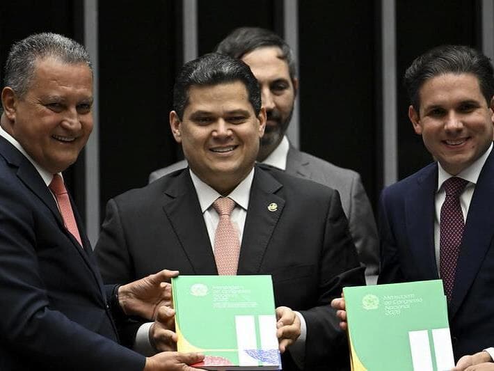 Mensagem presidencial foi entregue pelo ministro da Casa Civil, Rui Costa, aos presidentes do Senado, Davi Alcolumbre, e da Câmara, Hugo Motta. - Carlos Moura/Agência Senado