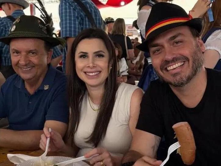 Jorginho Mello, à esquerda, defende chapa "pura" do PL em Santa Catarina, com Caroline de Toni e Carlos Bolsonaro. - Reprodução/Instagram/Caroline de Toni