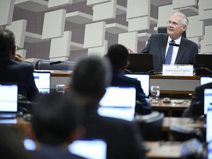 Renan: subcomissão vai propor mudanças em lei para tornar mais rigorosa a fiscalização do sistema financeiro. - Andressa Anholete/Agência Senado