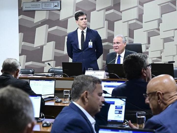 Renan Calheiros preside reunião desta terça-feira da subcomissão da CAE que acompanha o caso Banco Master. - Pedro França/Agência Senado