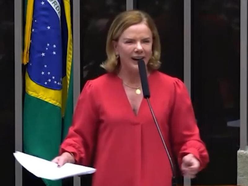 Ministra cantarolou trecho do samba-enredo da Acadêmicos de Niterói durante sessão de homenagem ao PT. - TV Câmara/Reprodução