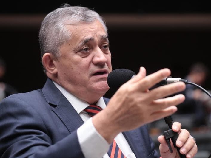 Proposta de José Guimarães prevê incentivos fiscais para ampliar infraestrutura digital no país. - Bruno Spada/Câmara dos Deputados