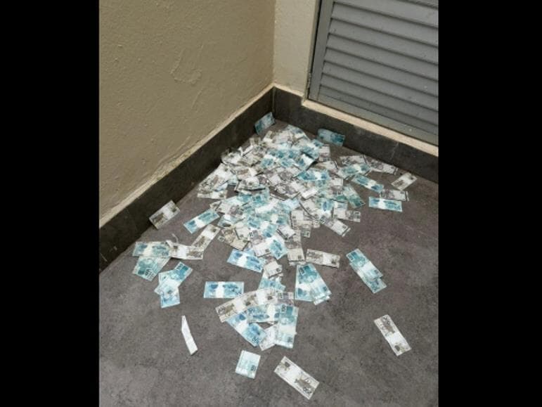 Dinheiro foi arremessado pela janela com a chegada da Polícia Federla - Ascom/PF
