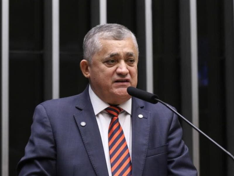 O projeto foi apresentado pelo líder do governo na Câmara, José Guimarães. - Kayo Magalhães/Câmara dos Deputados