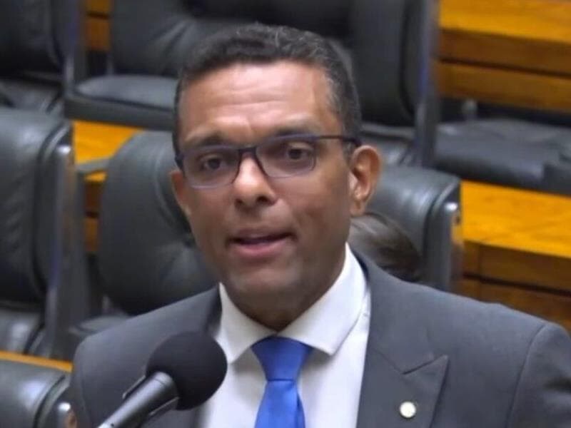 Deputado criticou repasse público à Acadêmicos de Niterói e participação de Janja em desfile com homenagem ao presidente Lula. - TV Câmara/Reprodução