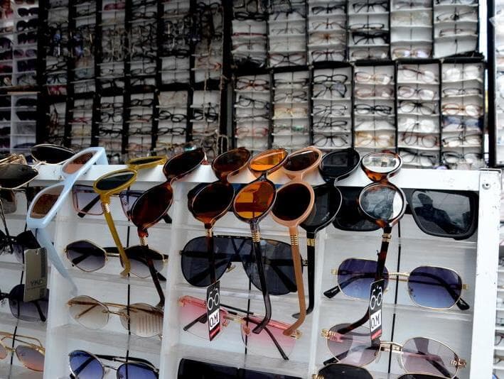 Em Salvador, ambulantes comercializam óculos de grau, de sol e armações sem procedência e sem certificação, o que pode representar riscos à saúde ocular dos consumidores. - Romildo de Jesus/Thenews2/Folhapress