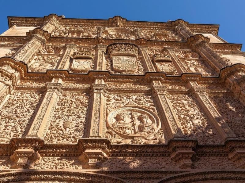 Encontro acontece em uma das universidades mais antigas da Europa, com 800 anos de tradição acadêmica. - Freepik