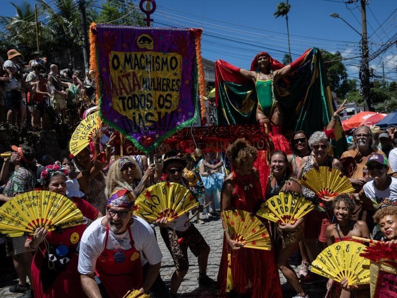 Foliões participam do desfile do bloco das Carmelitas pelas ruas de Santa Teresa, no centro do Rio de Janeiro. - Eduardo Anizelli/Folhapress