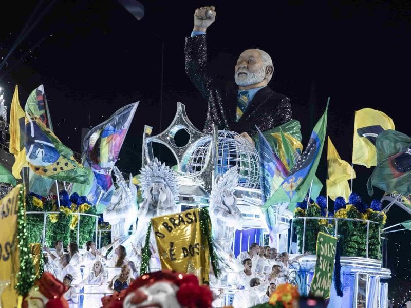 Desfile retratou trajetória da vida de Lula e ironizou prisão de Bolsonaro. - Eduardo Anizelli/Folhapress