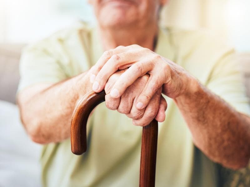 De acordo com o projeto, o benefício seria pago a idosos com 65 anos ou mais. - Freepik