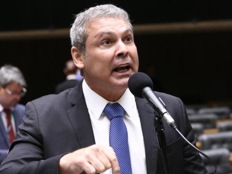 Petista acusa senador e ex-ministro de abuso de poder político e uso indevido dos meios de comunicação. - Vinicius Loures/Câmara dos Deputados