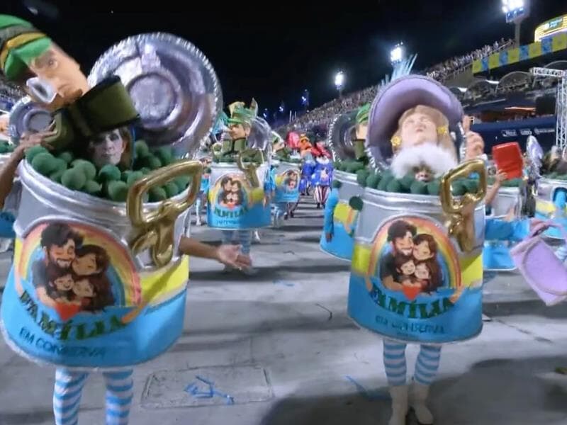 Desfile foi realizado no domingo (15). - Reprodução