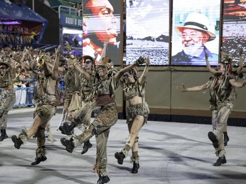 Agremiação foi multada por falha técnica na dispersão, o que atrapalhou a escola seguinte. - Eduardo Anizelli/Folhapress