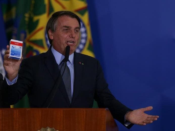 Bolsonaro segura caixa de cloroquina na posse de Eduardo Pazuello no Ministério da Saúde. Na pandemia, o então presidente recomendaou o uso do medicamento, cientificamente considerado ineficaz contra a covid-19. - Pedro Ladeira/Folhapress