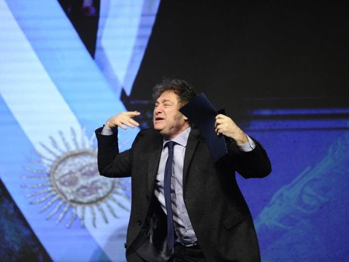 Javier Milei defende reforma para reduzir custo do trabalho; sindicatos e oposição apontam retrocesso histórico. - Alan Pedro/Folhapress