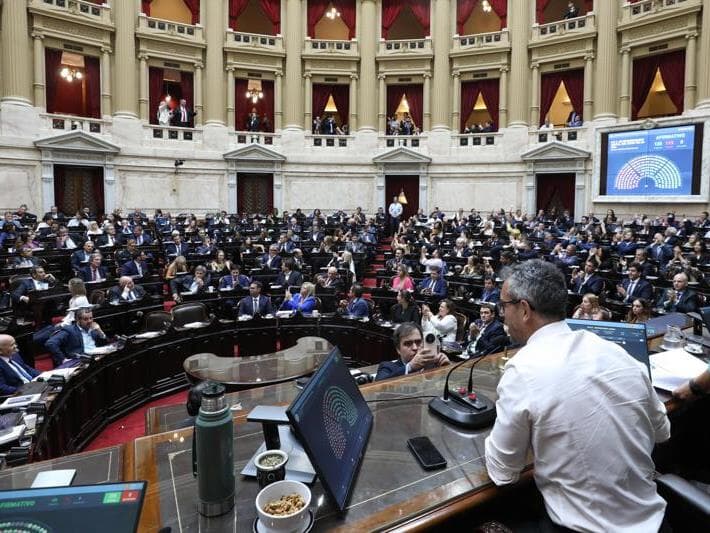 Sessão plenária de 19 de fevereiro de 2026, na qual a Câmara da Argentina aprovou a reforma trabalhista proposta pelo governo Milei. - Câmara dos Deputados da Argentina Sessão plenária de 19 de fevereiro de 2026, na qual a Câmara da Argentina aprovou a reforma trabalhista proposta pelo governo Milei. - Câmara dos Deputados da Argentina