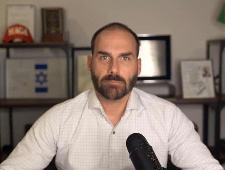 Morando há um ano nos Estados Unidos, Eduardo Bolsonaro teve o mandato cassado por excesso de faltas. - Reprodução/Youtube