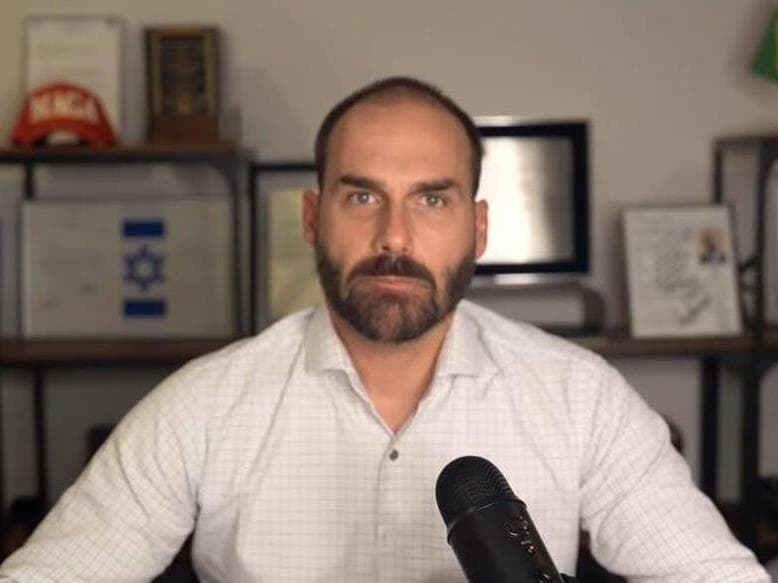 Morando há um ano nos Estados Unidos, Eduardo Bolsonaro teve o mandato cassado por excesso de faltas. - Reprodução/Youtube