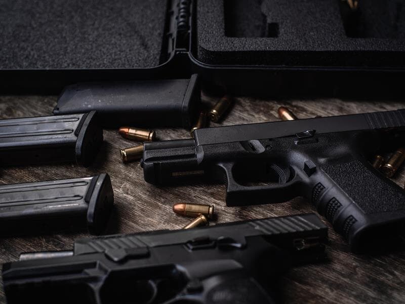 Textos questionam mudanças nas regras de fiscalização e limites para armas e munições. - Freepik