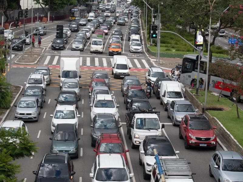 Proposta autoriza os Estados a conceder abatimentos para veículos menos poluentes. - Edi Sousa/Ato Press/Folhapress